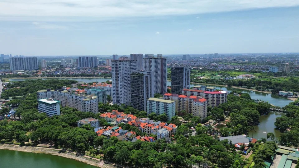 Khách nhận chìa khóa nhà mới